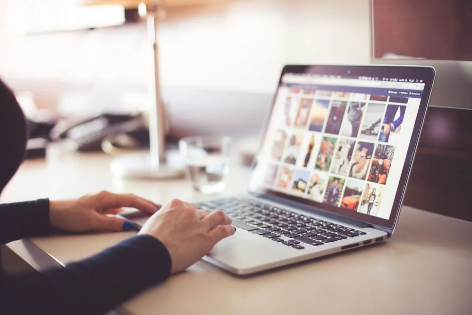 Záber na notebook s otvorenou prihlasovacou stránkou Pexels, ktorý zvýrazňuje moderné digitálne rozhranie.